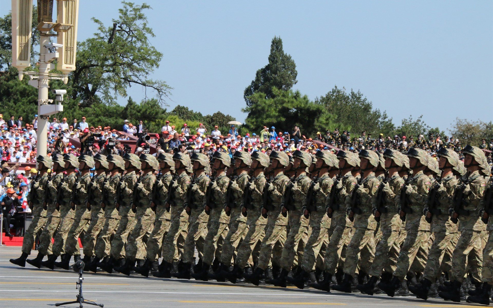惊险超车：勇敢的一瞬间成就冠军，惊险时速