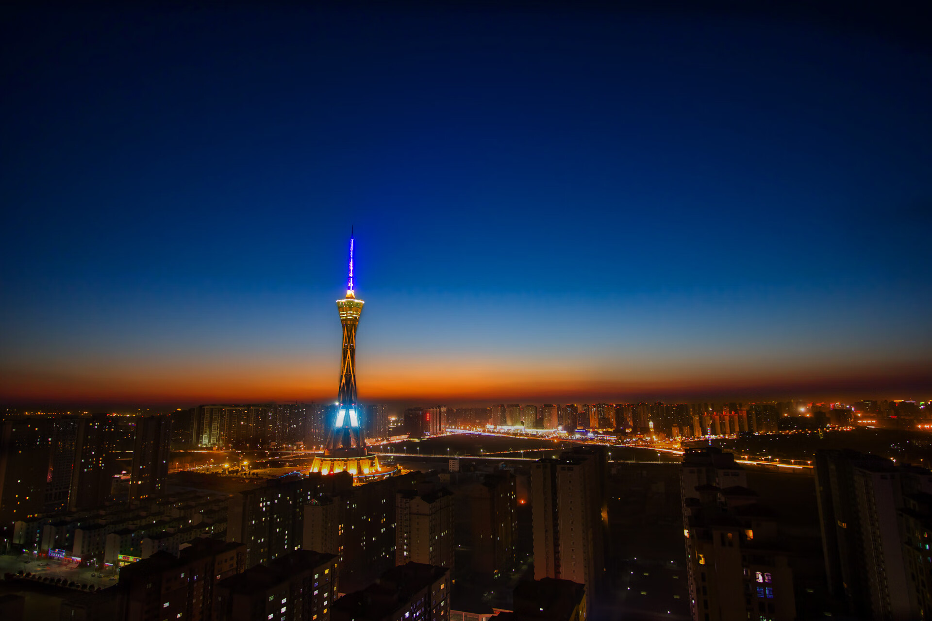 欧战资格竞争激烈，球队奋力争取，欧战和欧冠欧战啥意思_