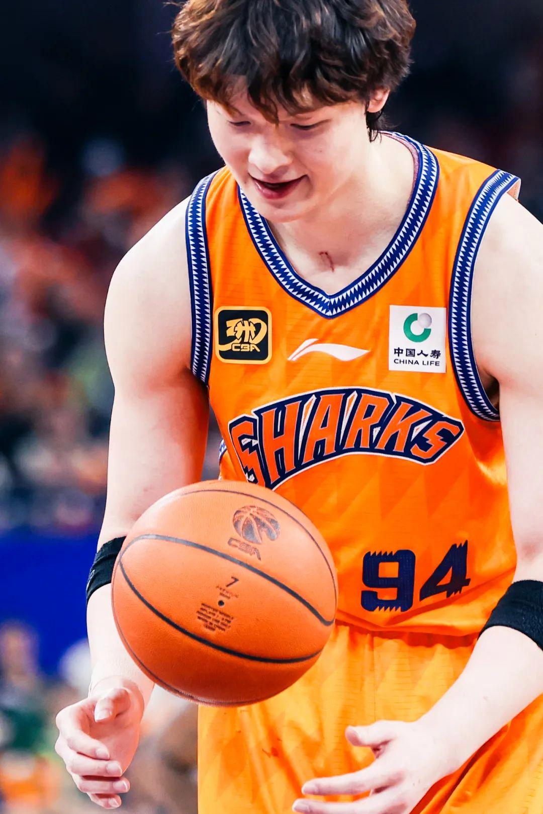 乐鱼体育:上海男篮重金引援，目标直指总冠军！的简单介绍